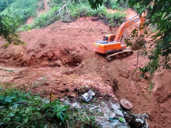 新邦波赖前往金马崙道路39公里处日前因山体滑坡，酿2车2人被黄泥淹埋事故。（档案照）