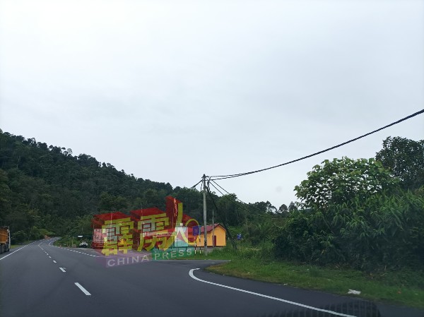 由于仍有土地移动迹象，涉及山体滑坡事故的新邦波赖前往金马崙道路仍需关闭。