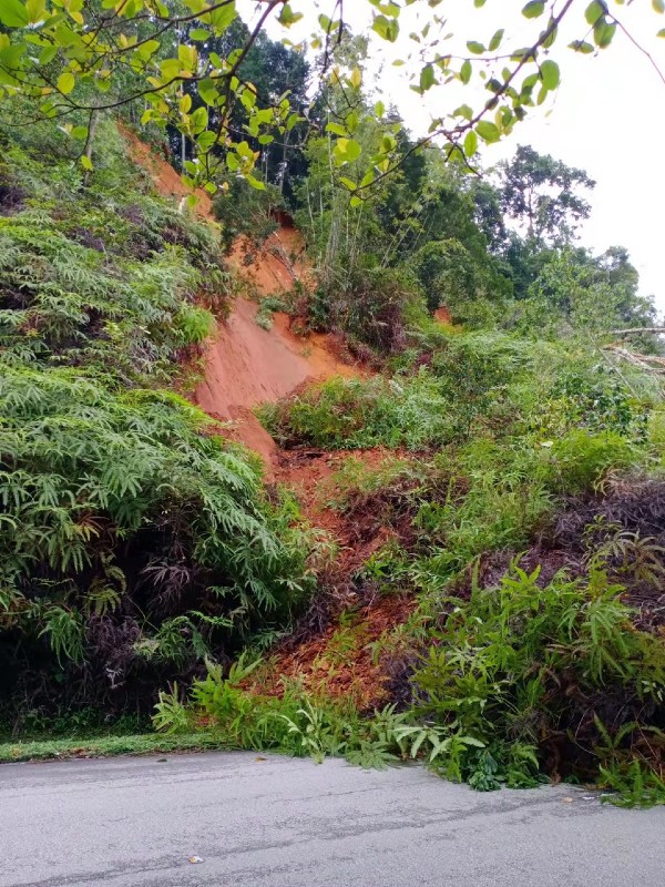 新邦波赖往金马崙27至30路段发生土崩，一辆车辆及司机受困其中。