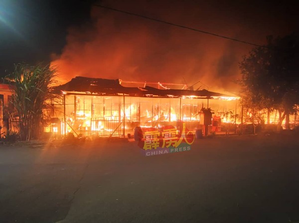 宜力峇都鲁亚新村发生火灾，目前共有3店舖及2住家遭烧毁。
