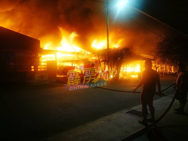 宜力峇都鲁亚新村发生火灾，火势勐烈。