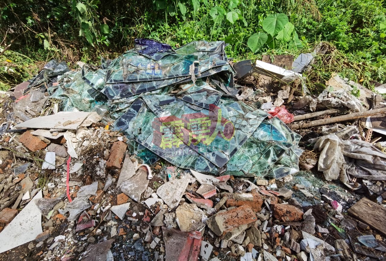 非法垃圾堆里不难发现许多工业垃圾，当中包括破碎的挡风玻璃、瓦片及砖块等。