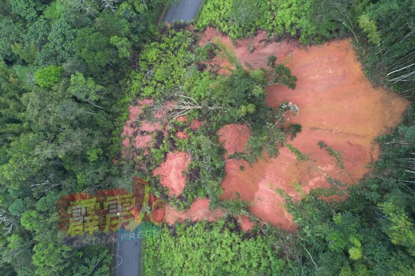 新邦波赖往金马仑甘榜拉惹第27路段，于12月2日发生山体滑坡压毁2车及夺2命事故，修缮工程在如火如荼展开。