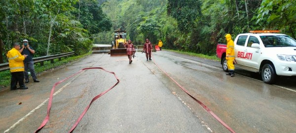 早前发生山体滑坡的新邦波赖通往金马仑路段，日前清理完毕后于12月17日恢复通行。 （取自霹州消拯局）