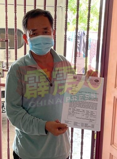 岑国南展示金宝县议会发出徵收小贩执照费的信件。