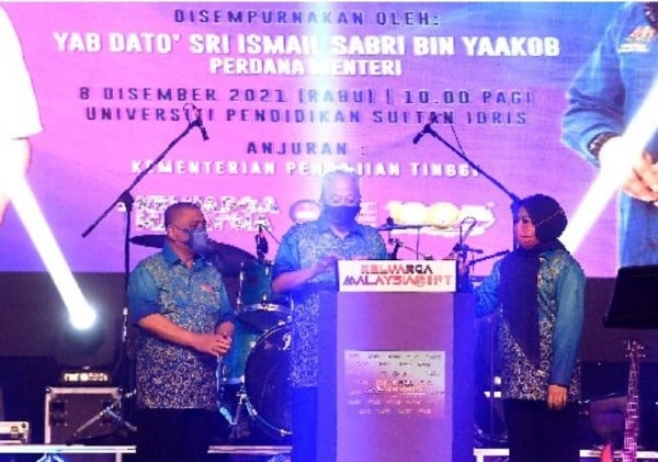 伊斯迈沙比里（中）在苏丹伊德里斯大学（UPSI），为“大马一家高等学府”（Keluarga Malaysia@IPT）倡议主持推介礼，右为高等教育部长拿督斯里诺莱尼（右）和霹雳州务大臣拿督斯里沙拉尼（左）。