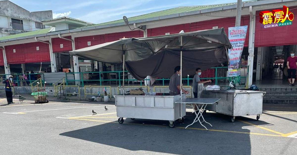 金宝县议会将于明年起,调整金宝小食摊外早市小贩执照费,小贩有感难于承担涨幅过高的费用,建议县议会考量小贩的处境并重新调整收费至每日50仙。