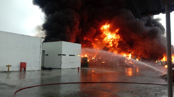 沥青工厂发生火患，现场更数次传出爆炸声。