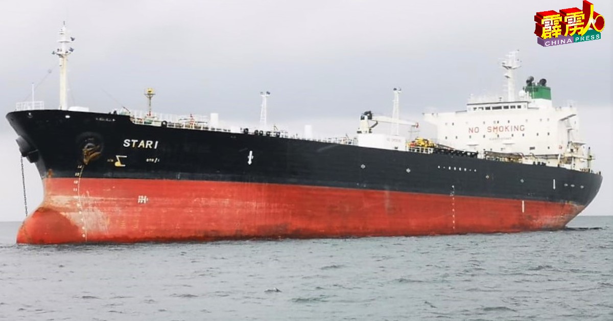 大马海事执法机构在距离邦咯岛海域，发现及扣押1艘非法停泊的油槽船。