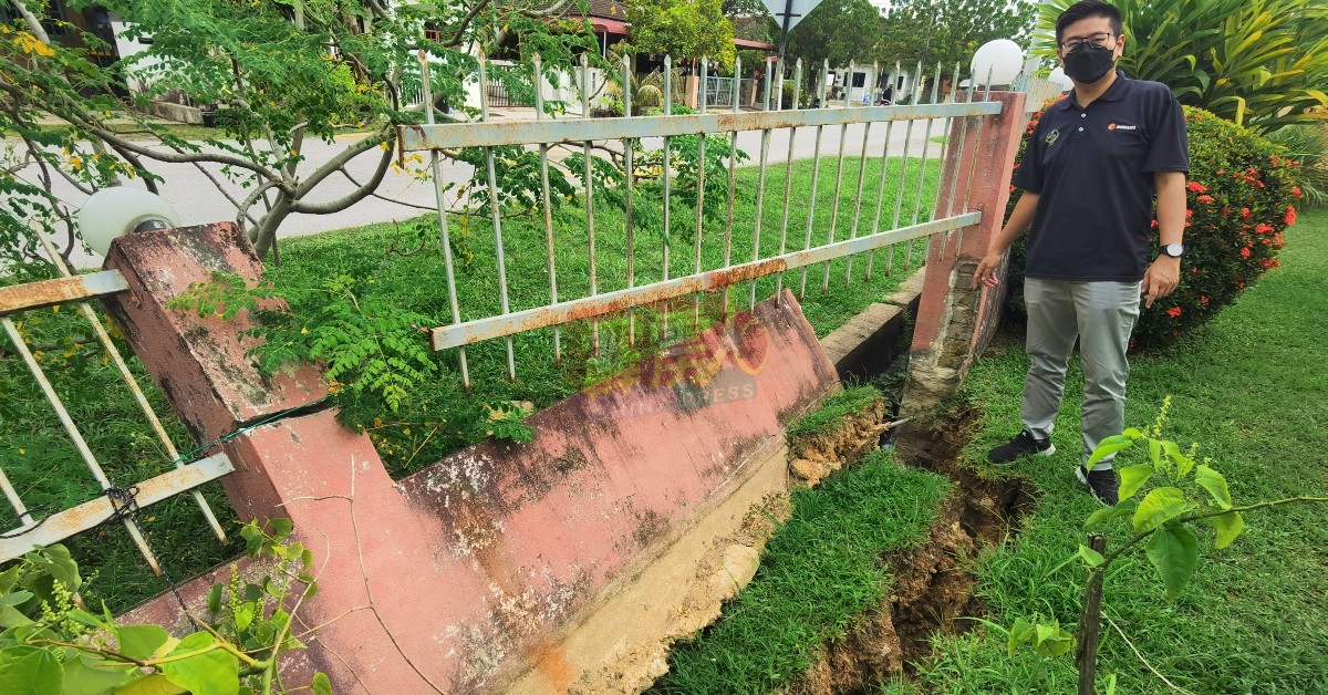 张宇晨指实兆远玛祖花园内的1间民宅围牆，因水沟失修泥土流失而倒塌。