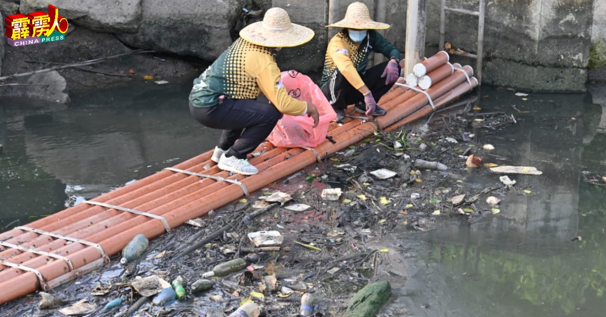 曼绒市议会建有横越河流的“垃圾收集道”，阻挡漂浮在河面的垃圾直接流进海。