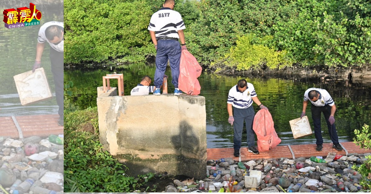 海军成员参与社区大扫除活动，清理河流垃圾。