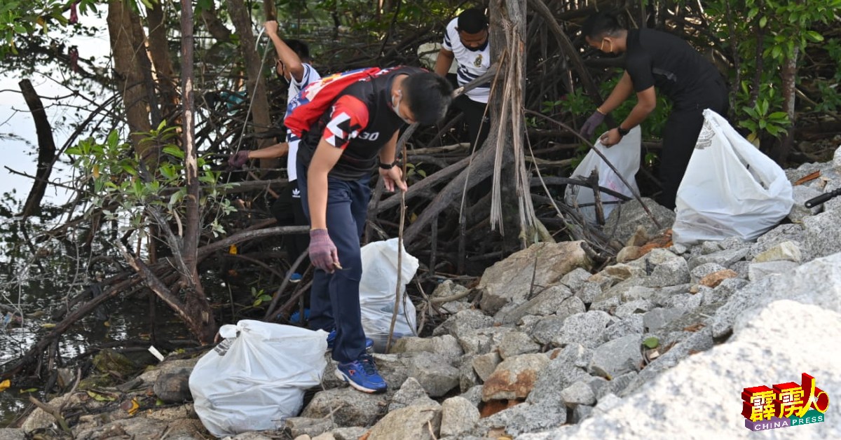 参与者也在该穿越数个住宅区的河流两岸，发现许多人为垃圾。