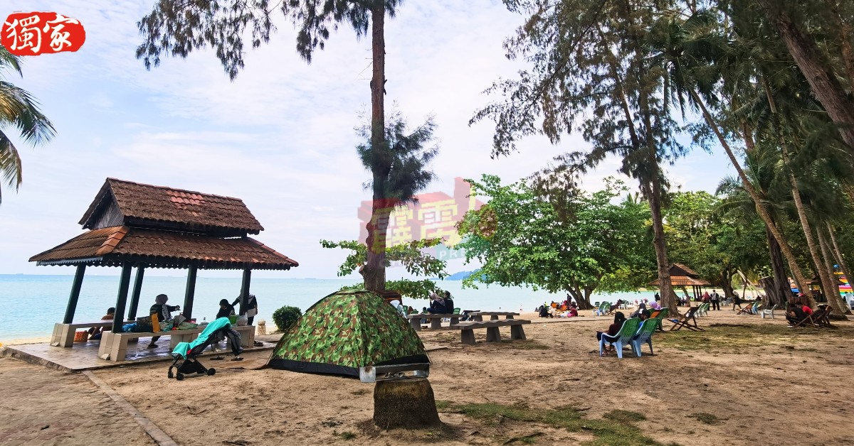 红土坎直落峇迪凉亭和石椅，是当地的基本公共设施。