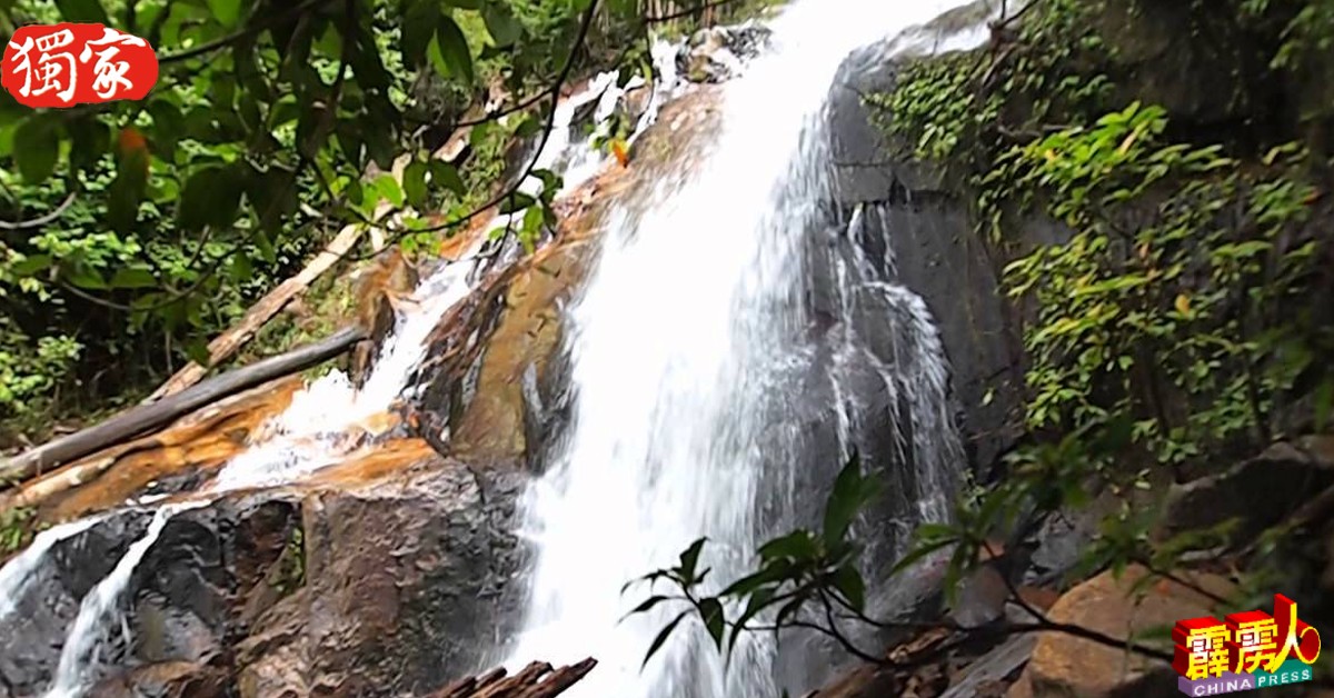 木威乌鲁丽晶瀑布拥有4层不同高度的瀑布层。（照片取自曼绒市议会旅游组专页）