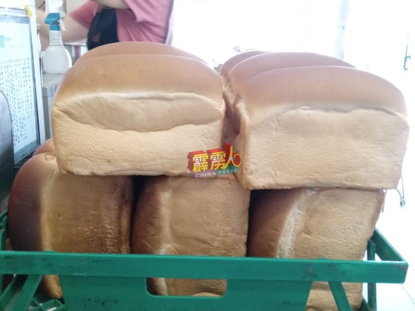 传统海南麵包价格因原料及食油涨价，令製作成本稍高，以至零售业者只能稍为调整售价维持经营。