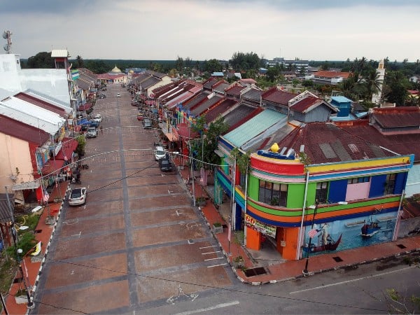 百年古镇峇眼拿督街景，大街左右两边皆油上缤纷色彩。