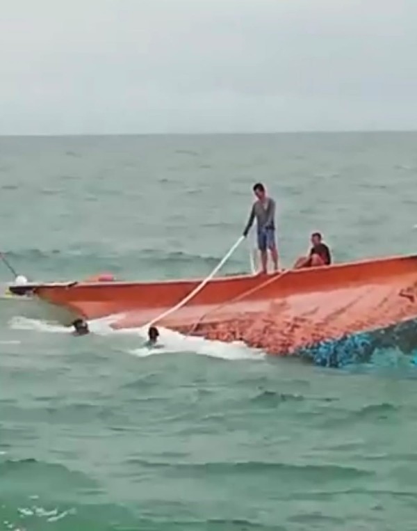 日前有艘大港渔船遭风浪打沉，所幸渔民及时获救。