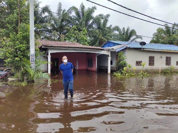 慕鲁基亚涉水巡访水灾地区。