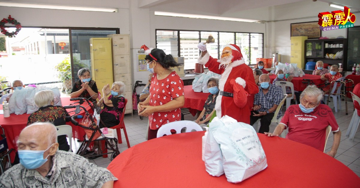 怡保狮尾老人院也找来圣诞老人，为长者欢庆圣诞佳节。