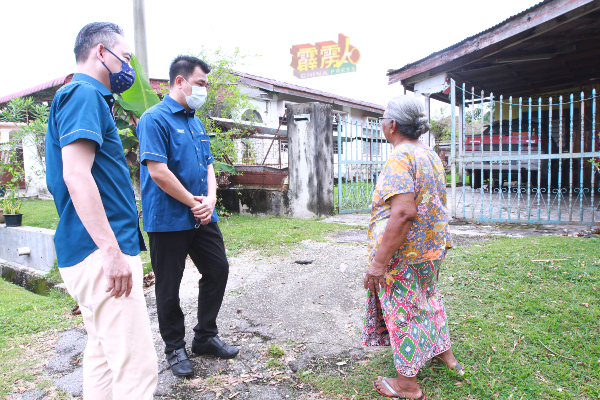 胡昌源（左）与国盟霹雳州委理事植旷荣，向村民了解他们的生活情况。