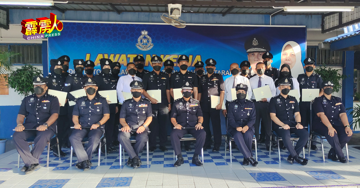 领取褒扬状的警察，与江沙警区各部门代表合照，前排左4为奥马峇迪。