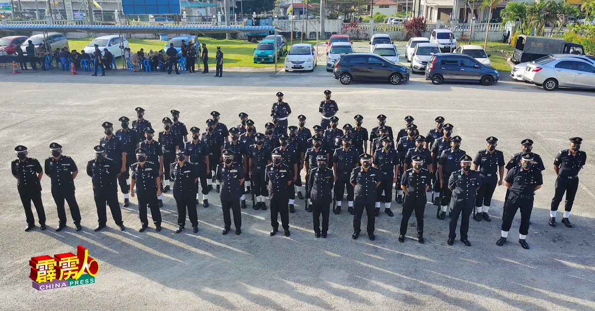 江沙警区2022年首次举办月度集会结束后，警官与检阅队伍开心合照。