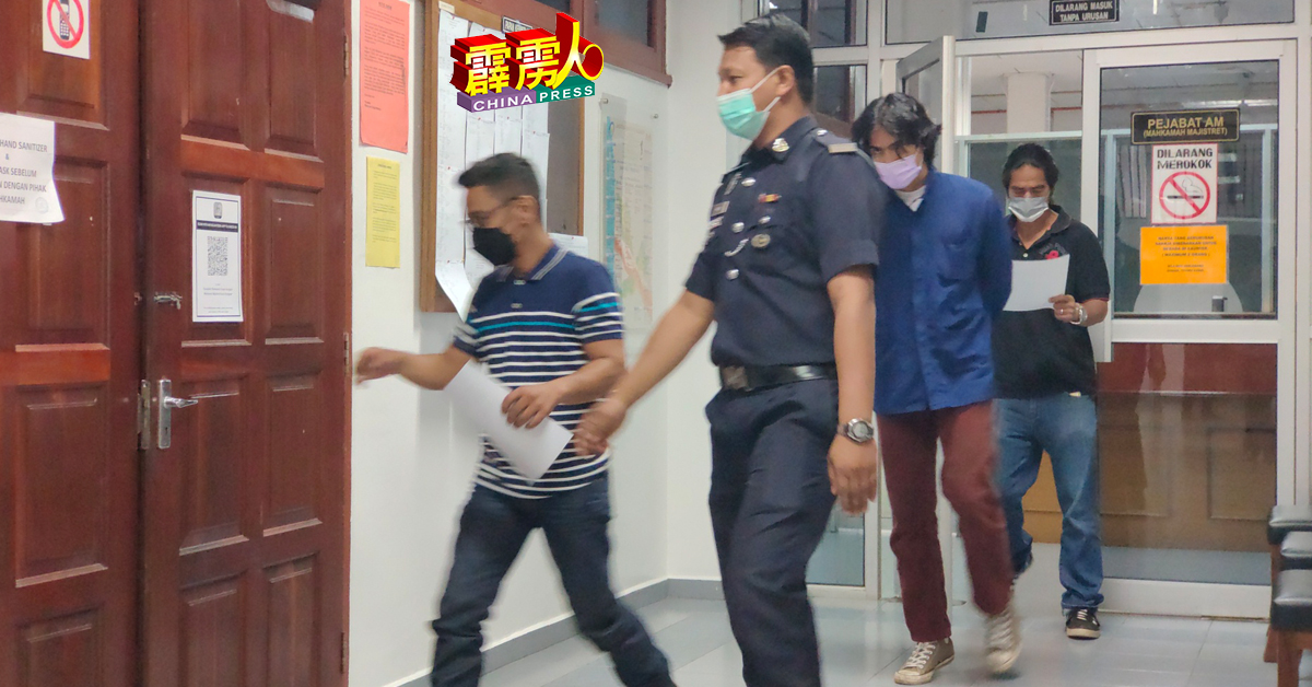 下判后，导演（左）、演员（左3）及助导（右）到庭外柜台缴交罚款后，在庭警员护送下，再度进庭。