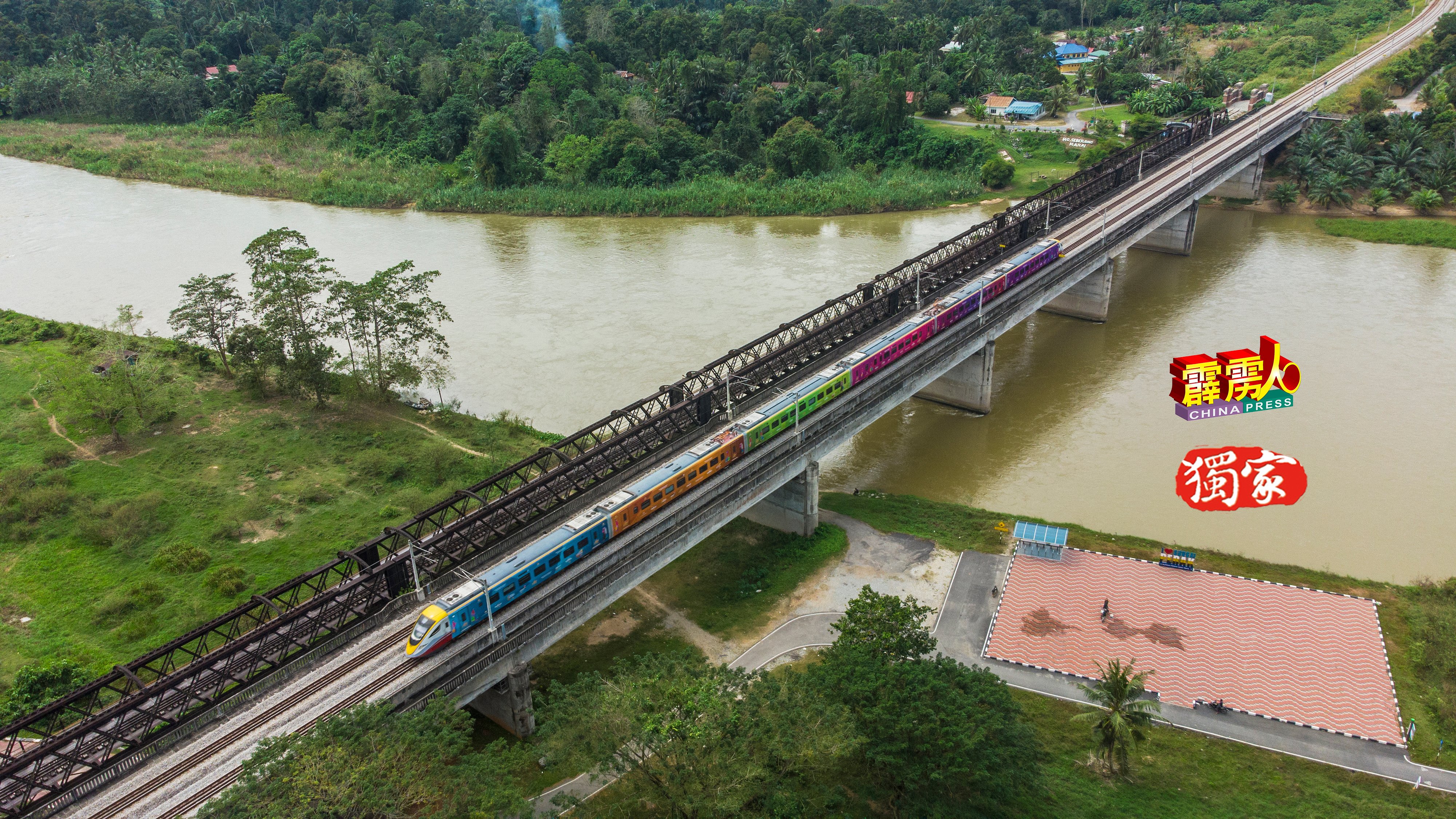 每天中午12许，便可看见从北朝南的载车列车，在百年火车桥旁的双轨火车道，疾驰而过。