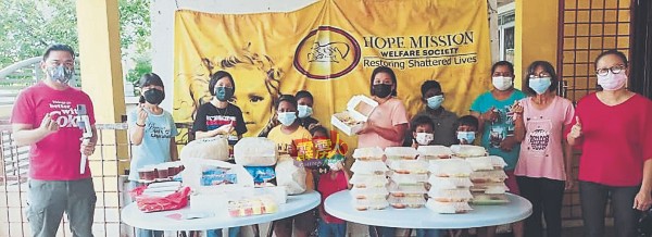 李宝聪（左8）与爱心教师，製作蛋糕与美食赠送给愿望儿童之家。