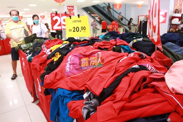 商场配合农曆新年即将来临，举办服装促销活动。