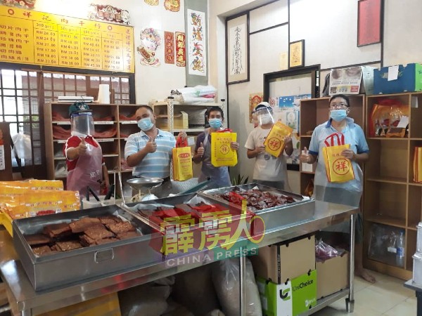 刘宇铭（左2）指该店的肉干价格稍微调整，涨幅在5%内。（受访者提供）
