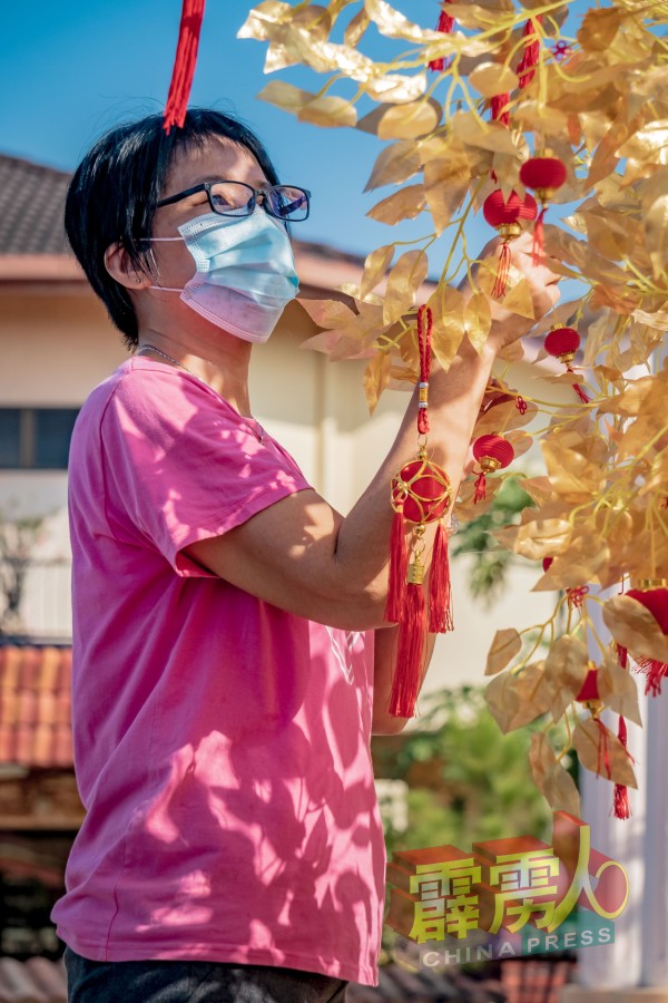 工作人员忙着张挂吊饰，以让村民在春节其间有个打卡好去处。
