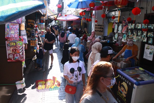 怡保著名旅游景点二奶巷，也可看见不少游客到访。
