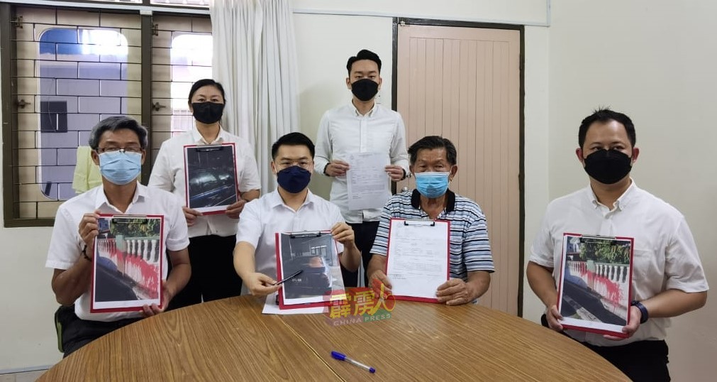 刘荣福（坐者右2起）向刘国南投诉住家２度遭不明人士泼漆。
