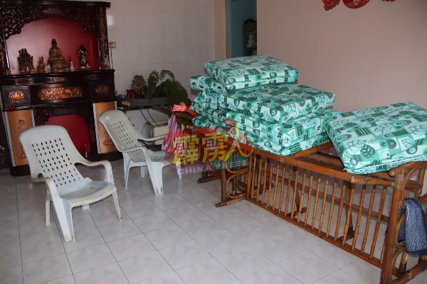 有些村民把家中的物品迭起，避免遭到水淹而报废。