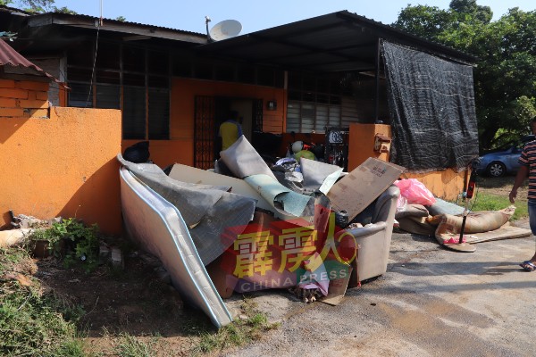 一些村民把因水灾而报废的家具，移至屋外，等待有关单局派人前来清理。
