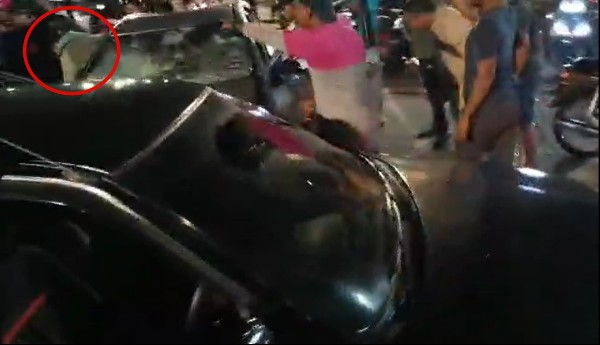 华裔司机（红圈者）遭暴徒强行拖出车外。