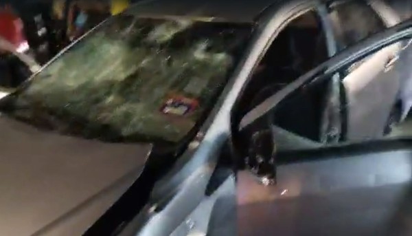 轿车的挡风玻璃及旁边车窗，遭暴徒砸破。
