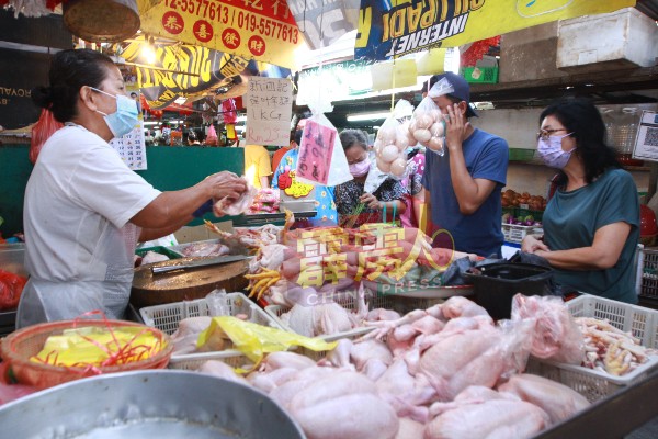 民众在巴刹购买鸡只、鸡肉等食材，迎接新年的到来。