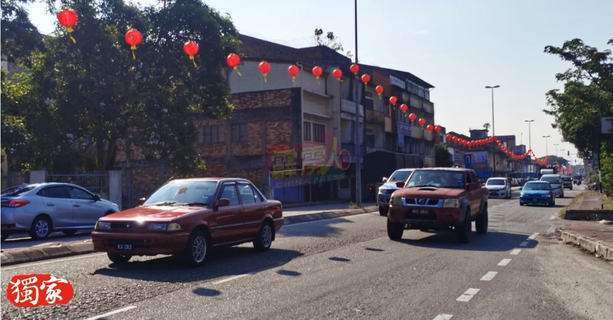 甘文阁大街已挂上新春红灯笼，为地方增添新春气氛。