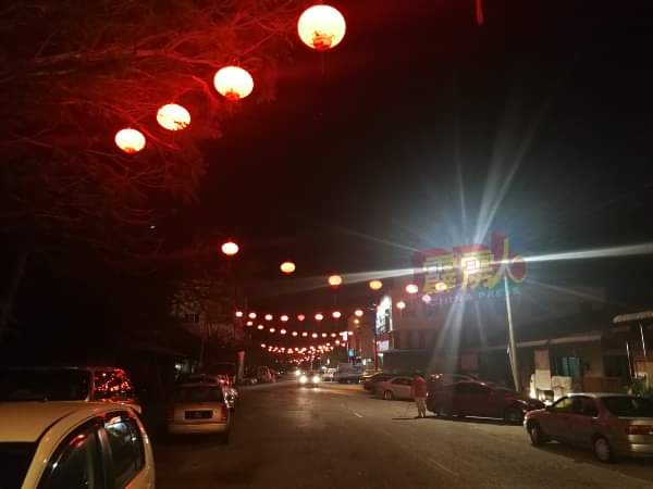 狮尾大街同样也挂上了238盏红灯笼，为当地人民带来新春气息。