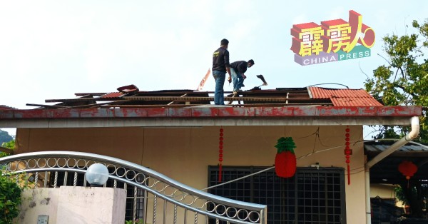 现场也见维修工友在修补被强风破坏的屋顶。