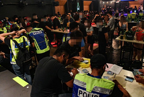 霹雳州警方展开联合取缔行动。（图：马新社）