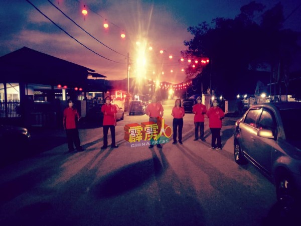行动党红坭山新村支部主席朱松基（左3），率领支部党要在红坭山村内挂上灯笼。（周锦欢提供）