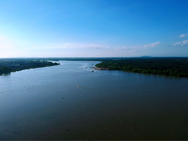 安顺市尤其芭尾区三面都有霹雳河围绕着，可说是“水乡”。