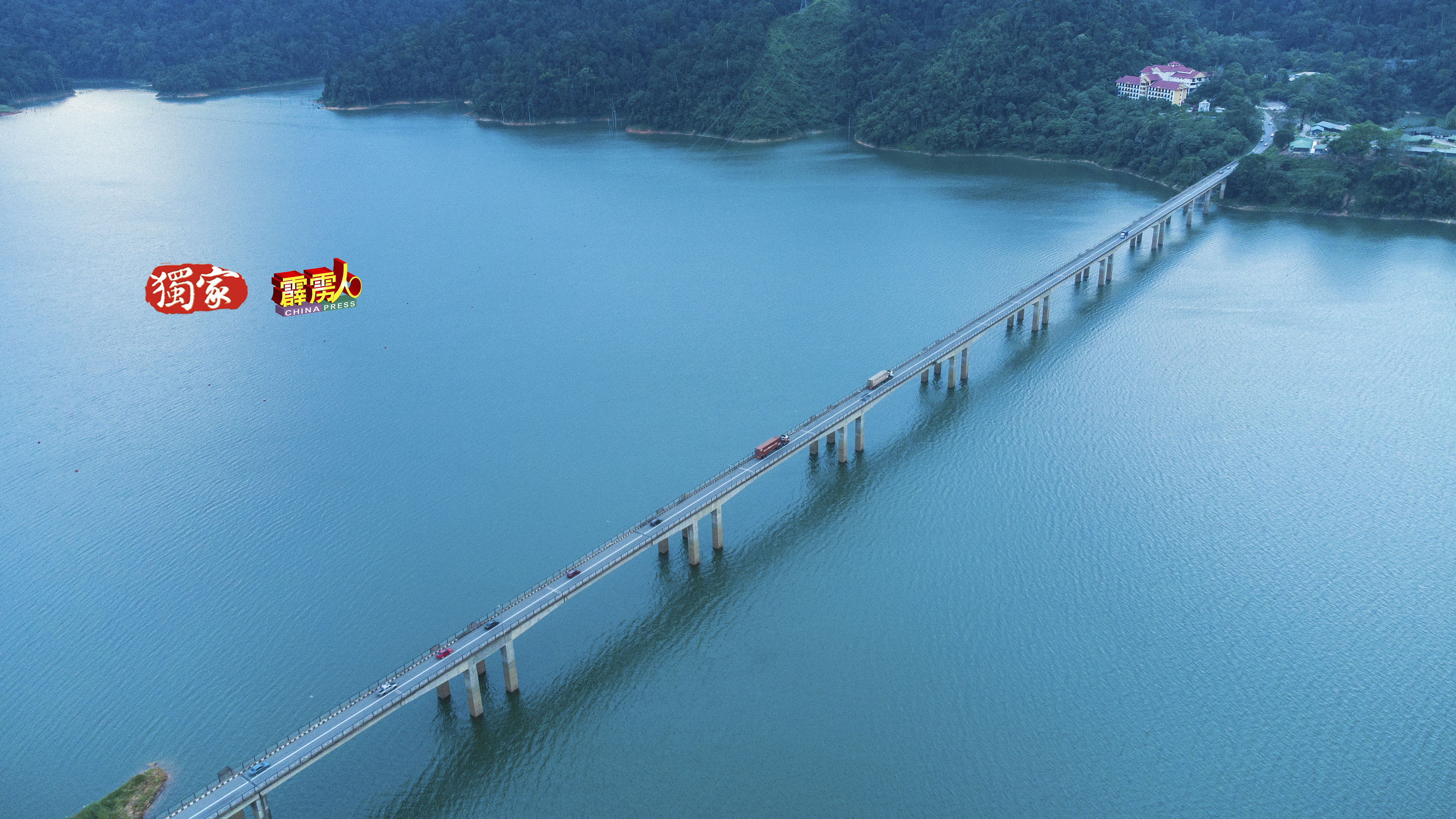 横跨天猛莪湖的万汀桥，车来车往。