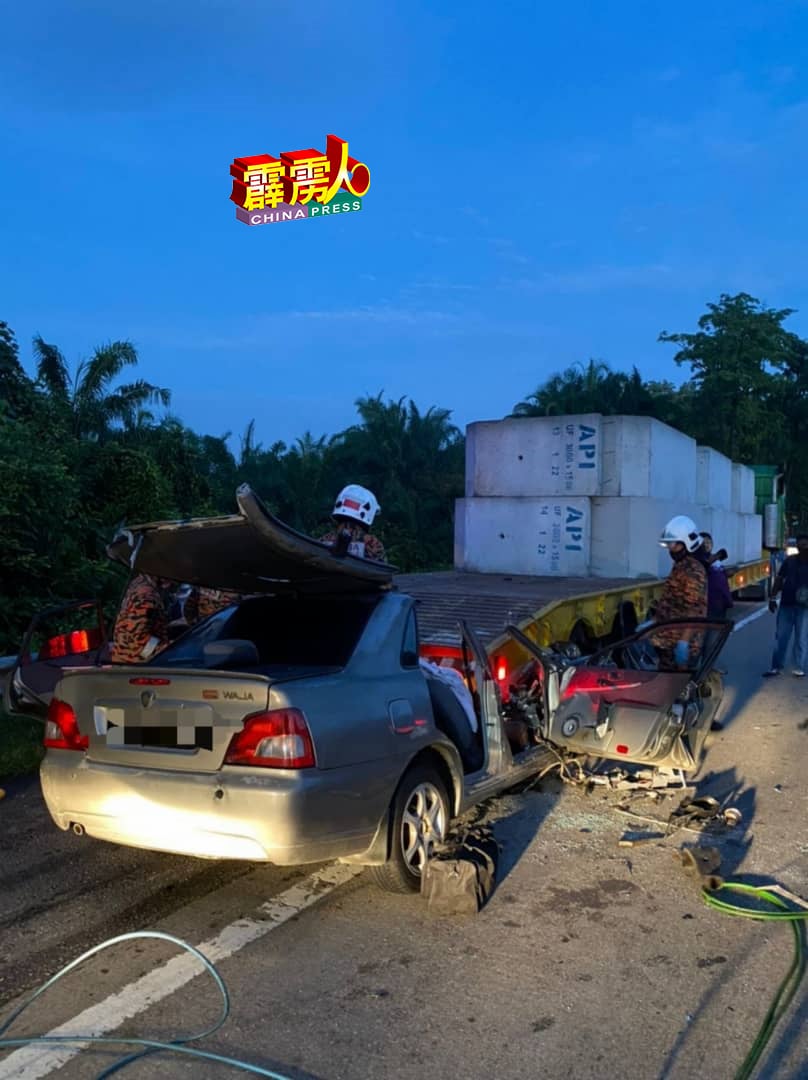 轿车撞罗厘尾部酿2死。