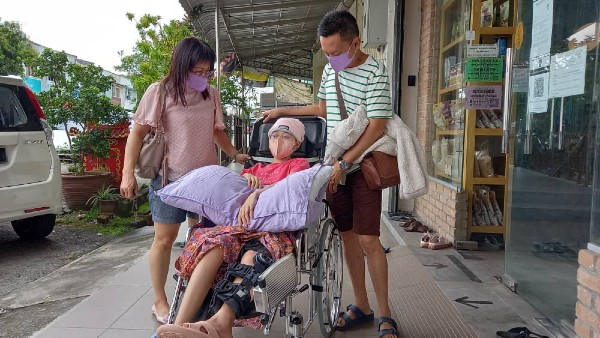 郑欣桐（中）每次需从怡保到吉隆坡接受化疗，每次化疗后，身体都感到无比的虚弱。