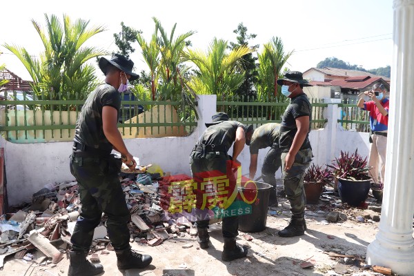 联邦后备队与警察普通行动部队队员，合力为灾黎清理家园。